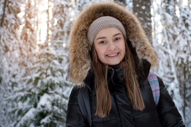 Passeggiata invernale attraverso la bellissima pineta innevata