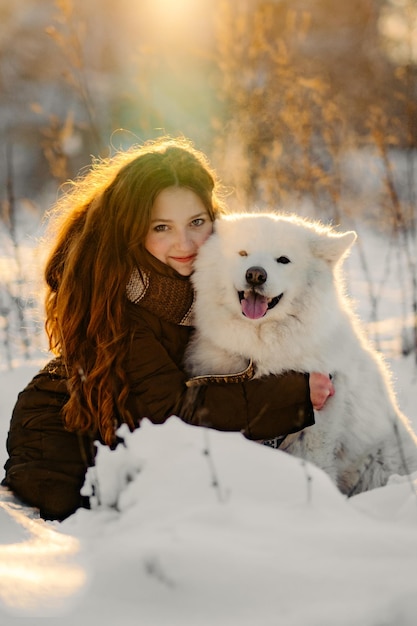 Passeggiata invernale con il tuo animale domestico Samoiedo preferito