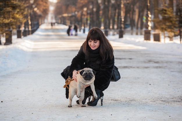 Passeggiata invernale nel parco con un cagnolino