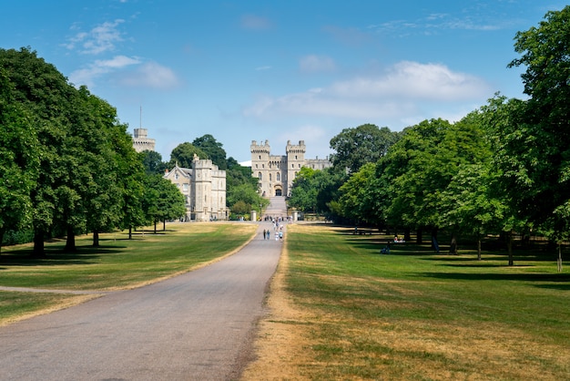 Passeggiata lunga nel castello di Windsor, Regno Unito, Londra in estate