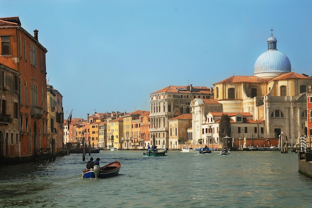 Passeggiata lungo il Canal Grande a Venezia