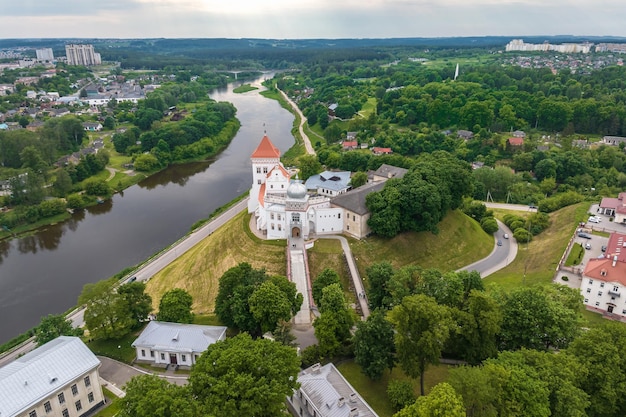 Passeggiata panoramica aerea che domina la città vecchia e gli edifici storici del castello medievale vicino al fiume largo