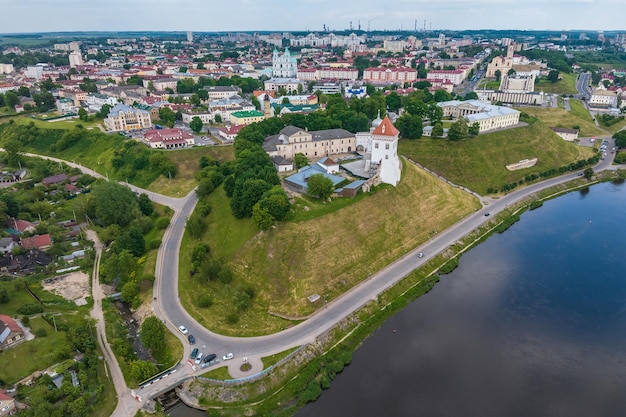 Passeggiata panoramica aerea che domina la città vecchia e gli edifici storici del castello medievale vicino al fiume largo