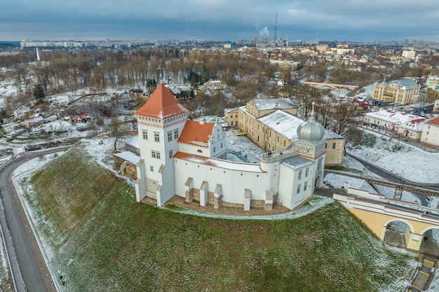 Passeggiata panoramica aerea che domina la città vecchia e gli edifici storici del castello medievale vicino al fiume largo