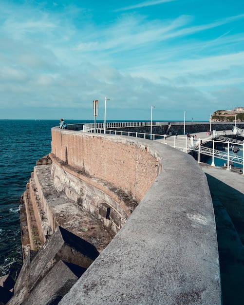 Passeggiata sul frangiflutti lungo il muro del mare a Gijon