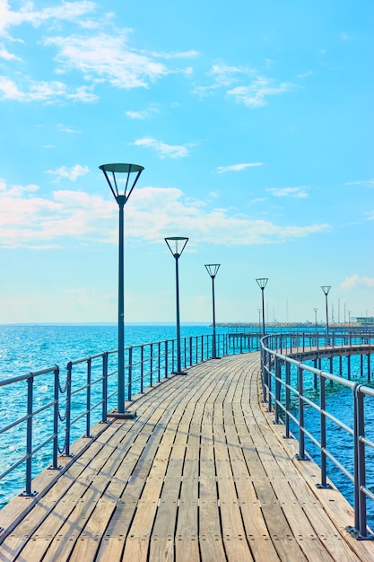 Passeggiata sul mare sul lungomare di Limassol, Cipro