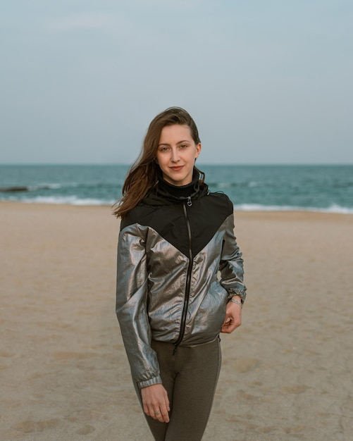 Passeggiata sulla spiaggia in primavera