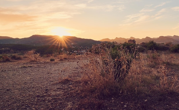 Passeggiata tra le montagne al tramonto