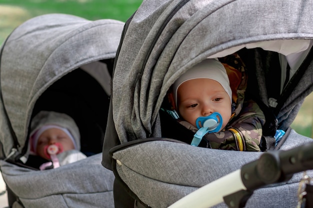 passeggiate nel parco con due bambini piccoli