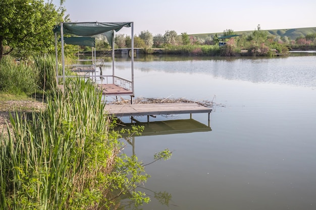 Passerella con tettoia per la pesca in natura