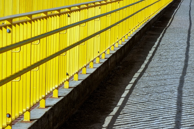 Passerella di recinzione gialla