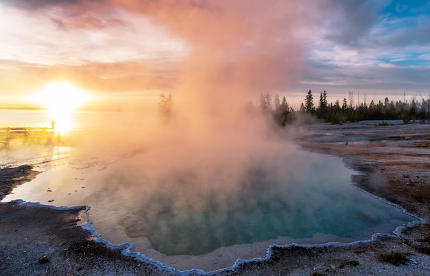 Passerella in legno lungo i campi di geyser nel Parco Nazionale di Yellowstone, USA