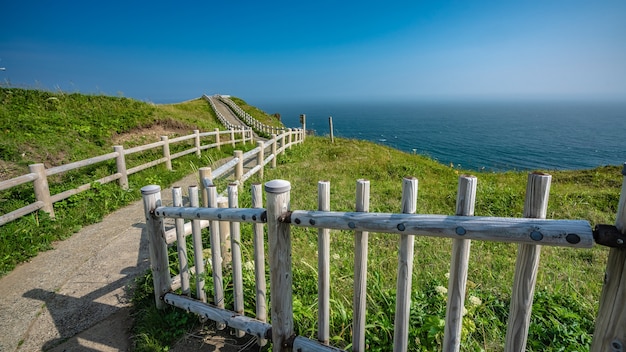 Passerella in legno recinzione con vista mare