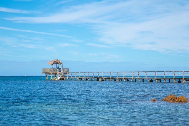 Passerella in legno sull'isola di Roatan in Honduras