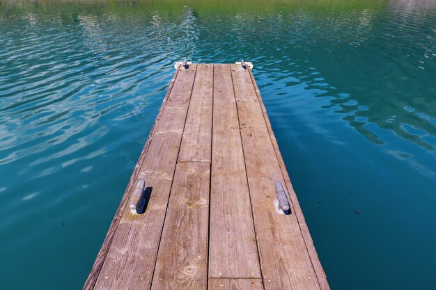 Passerella in legno sulla spiaggia