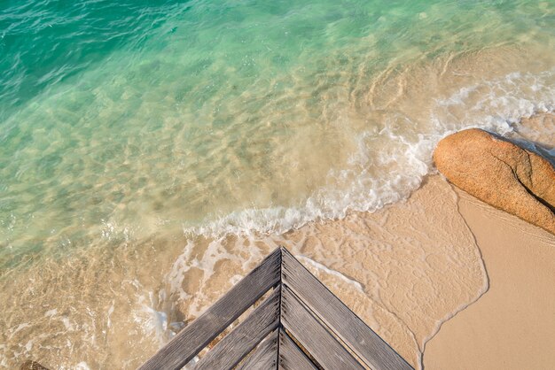 Passerella in legno sulla spiaggia