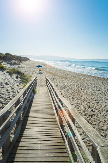 Passerella in legno sulla spiaggia