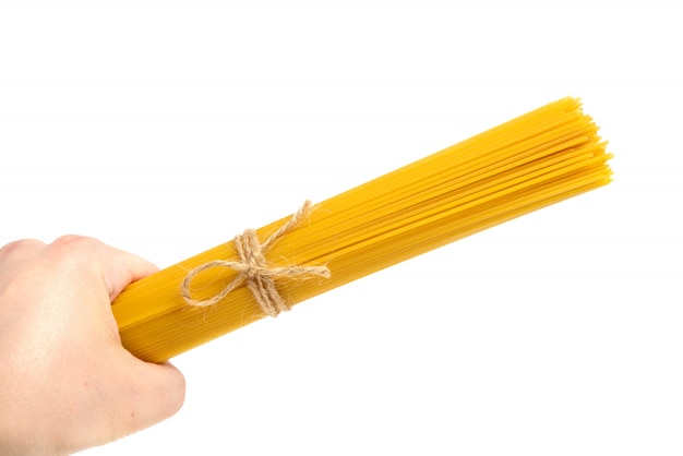 Passi giudicare la pasta o gli spaghetti gialli isolati su bianco