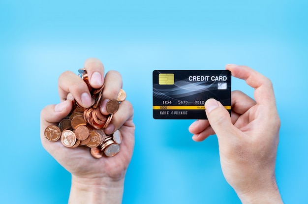 Passi la carta di credito della tenuta e la priorità bassa dei contanti o della moneta