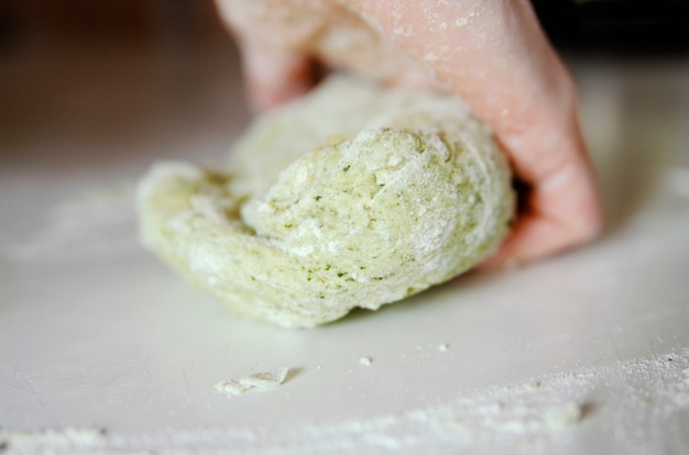 Passi la miscela la pasta verde con gli spinaci Fine fatta a mano della pasta su