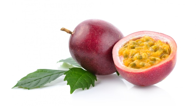 Passionfruit isolato su sfondo bianco