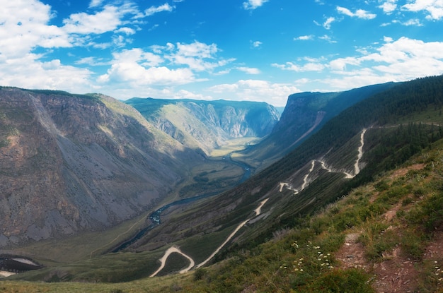 Passo della strada di montagna dell'Altai