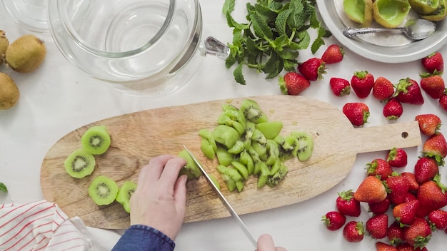 Passo dopo passo. Affettare frutta fresca biologica per acqua infusa.