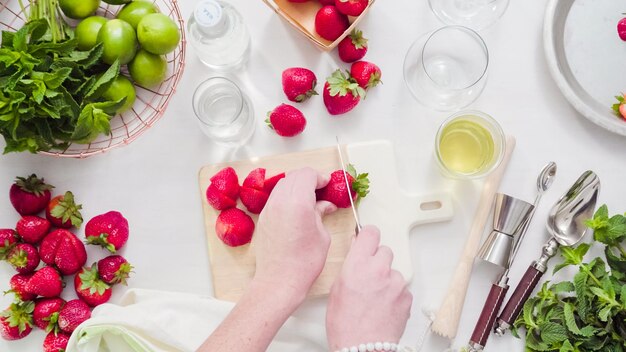 Passo dopo passo. Affettare la frutta per mojito alla fragola da fragole fresche biologiche.