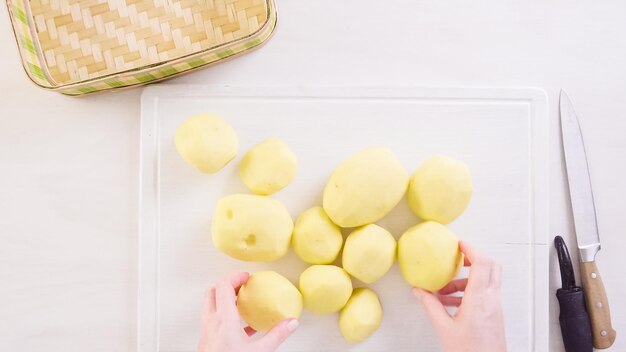 Passo dopo passo. Affettare le patate Yukon gold per il classico purè di patate.