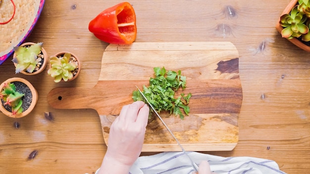 Passo dopo passo. Affettare le verdure per farcire le empanadas.