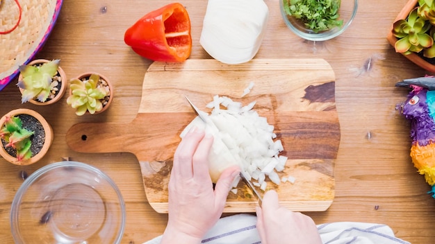 Passo dopo passo. Affettare le verdure per farcire le empanadas.