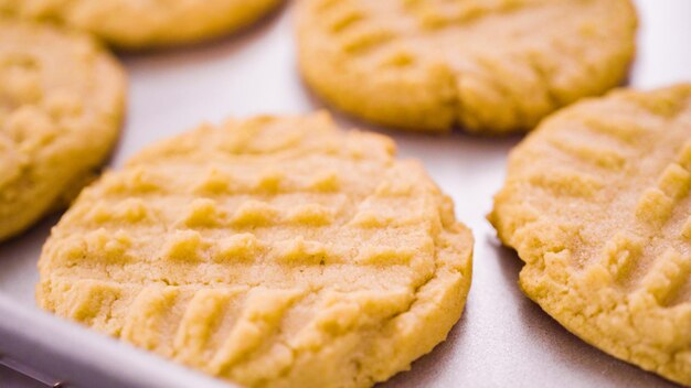 Passo dopo passo. Biscotti al burro di arachidi appena sfornati sulla teglia.