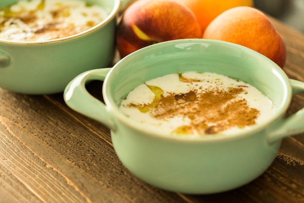 Passo dopo passo. Cobbler di pesche al forno con pesche fresche biologiche.