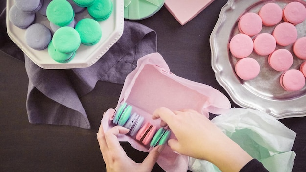 Passo dopo passo. Confezionamento di macarons francesi in scatole regalo.