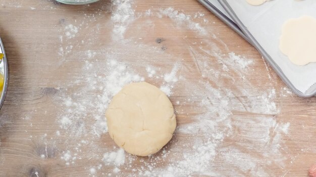 Passo dopo passo. Cottura natalizia. Fare i biscotti di zucchero per Natale.