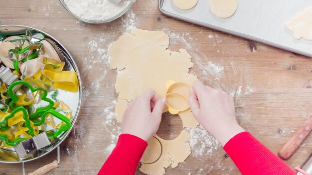 Passo dopo passo. Cottura natalizia. Fare i biscotti di zucchero per Natale.