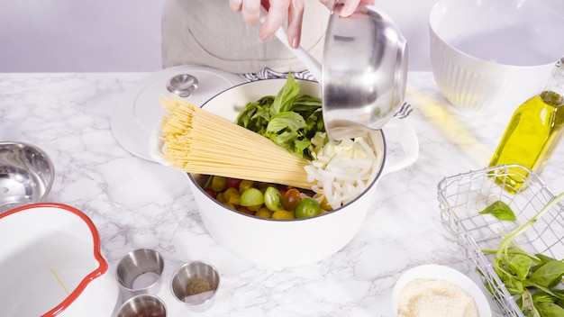 Passo dopo passo. Cottura sulla ricetta della pasta in pentola in un forno olandese in ghisa smaltata.