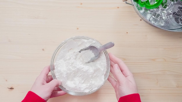 Passo dopo passo. Cuocere i biscotti di pan di zenzero per Natale.