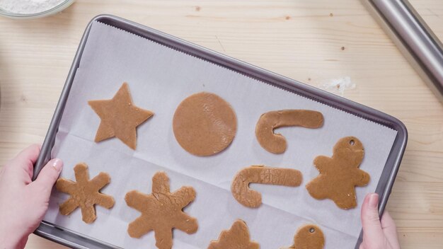 Passo dopo passo. Cuocere i biscotti di pan di zenzero per Natale.