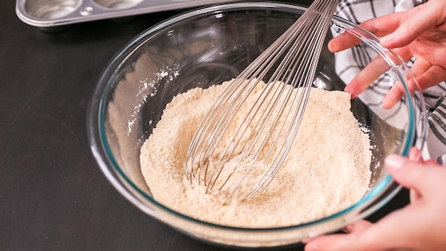 Passo dopo passo. Cuocere i muffin di pane di mais in uno stampo da muffin di metallo.