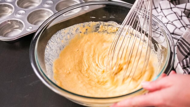 Passo dopo passo. Cuocere i muffin di pane di mais in uno stampo da muffin di metallo.