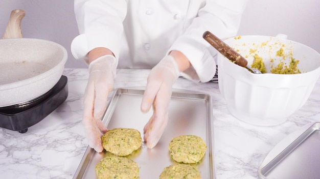 Passo dopo passo. Dare forma a polpette di tortini di zucchine da friggere in padella.