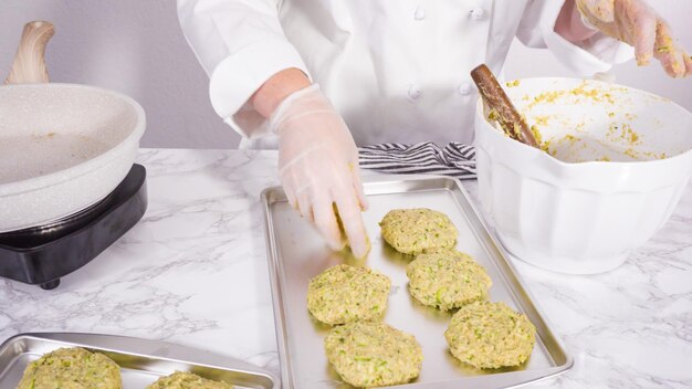 Passo dopo passo. Dare forma a polpette di tortini di zucchine da friggere in padella.