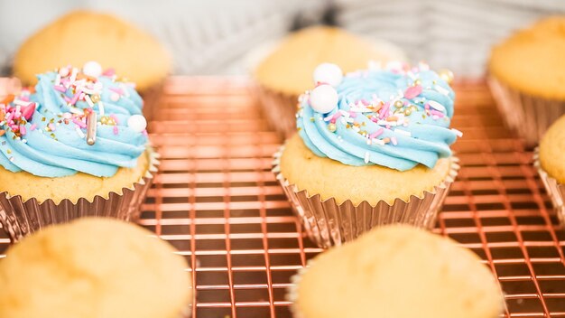 Passo dopo passo. Decorare cupcakes alla vaniglia a tema unicorno con glassa di crema al burro arcobaleno.