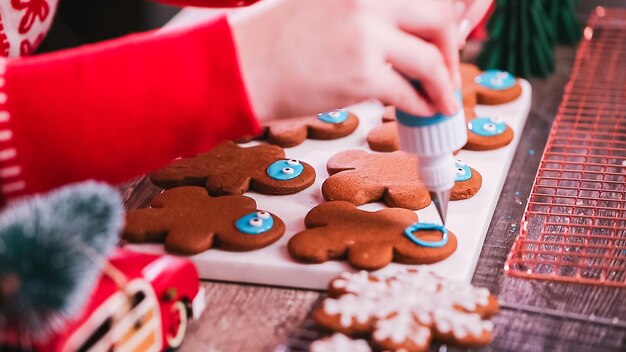 Passo dopo passo. Decorare i biscotti di pan di zenzero con la ghiaccia reale.