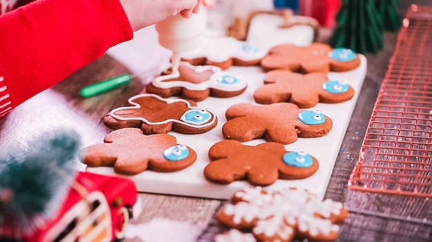 Passo dopo passo. Decorare i biscotti di pan di zenzero con la ghiaccia reale.