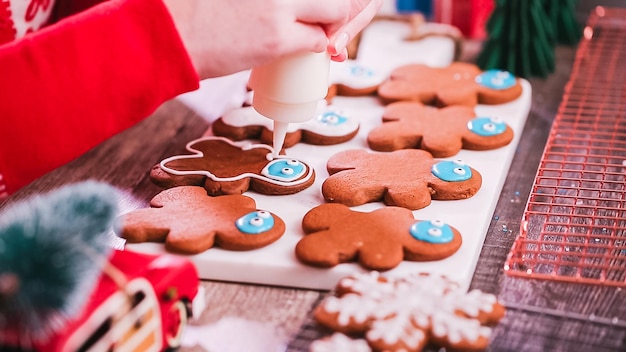 Passo dopo passo. Decorare i biscotti di pan di zenzero con la ghiaccia reale.