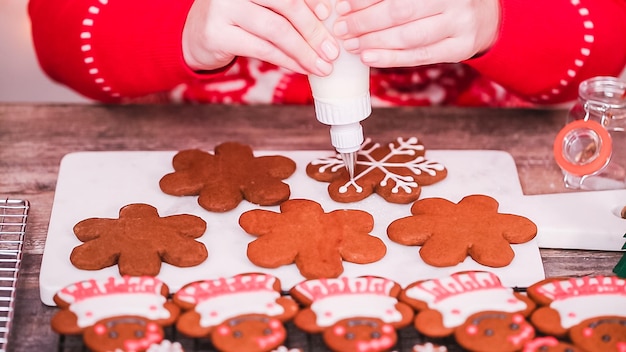 Passo dopo passo. Decorare i biscotti di pan di zenzero con la ghiaccia reale.