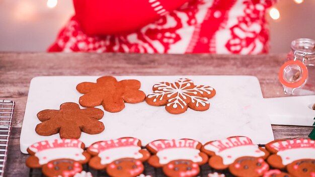 Passo dopo passo. Decorare i biscotti di pan di zenzero con la ghiaccia reale.