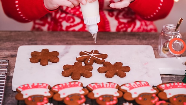 Passo dopo passo. Decorare i biscotti di pan di zenzero con la ghiaccia reale.